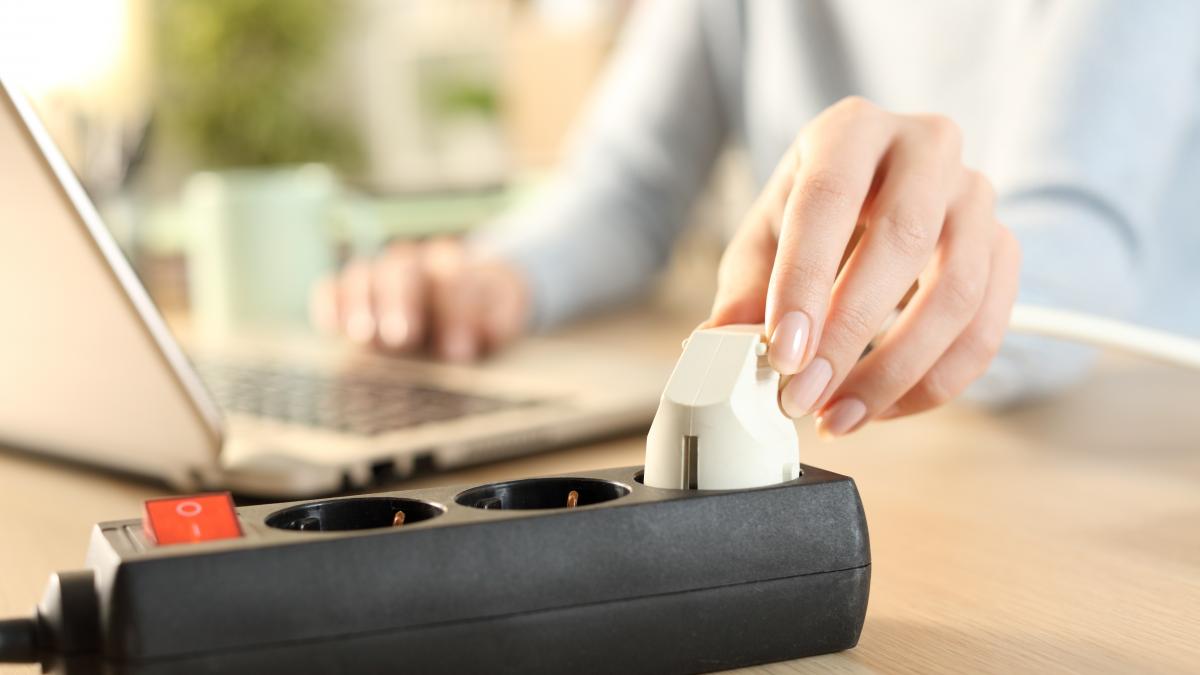 El mito de la batería eterna: los riesgos de dejar el cargador de la laptop conectado siempre