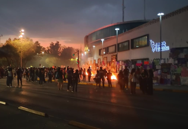 La marcha por el 8M en Puebla capital cerró con incendio en la Fiscalía y se dañaron archivos