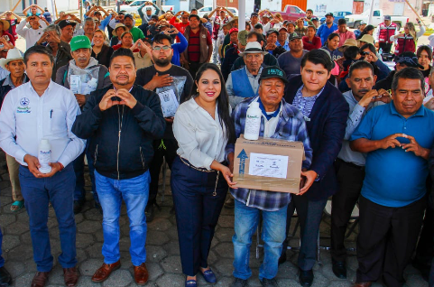 Respaldo a productores cholultecas con entrega de fertilizantes