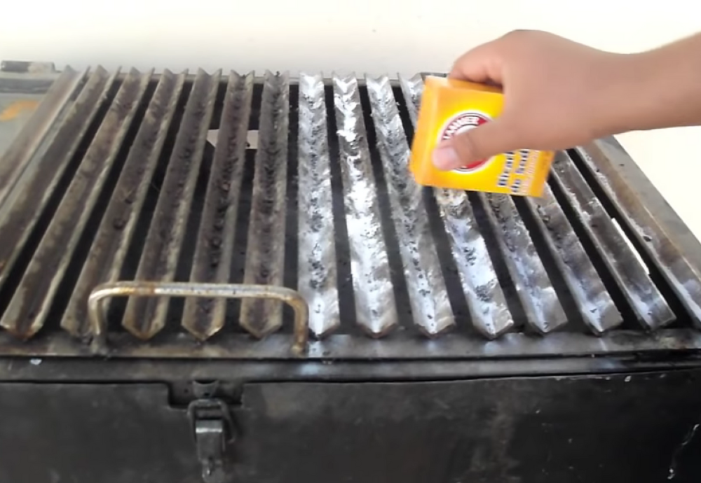 La «Trampa de Metal» en tu Parrilla: Por qué limpiar con cerdas de acero es una ruleta rusa digestiva