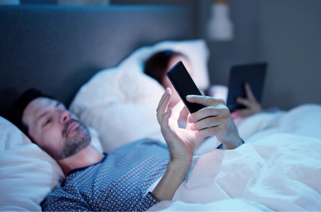 El impacto del celular antes de dormir: por qué tu descanso está en riesgo