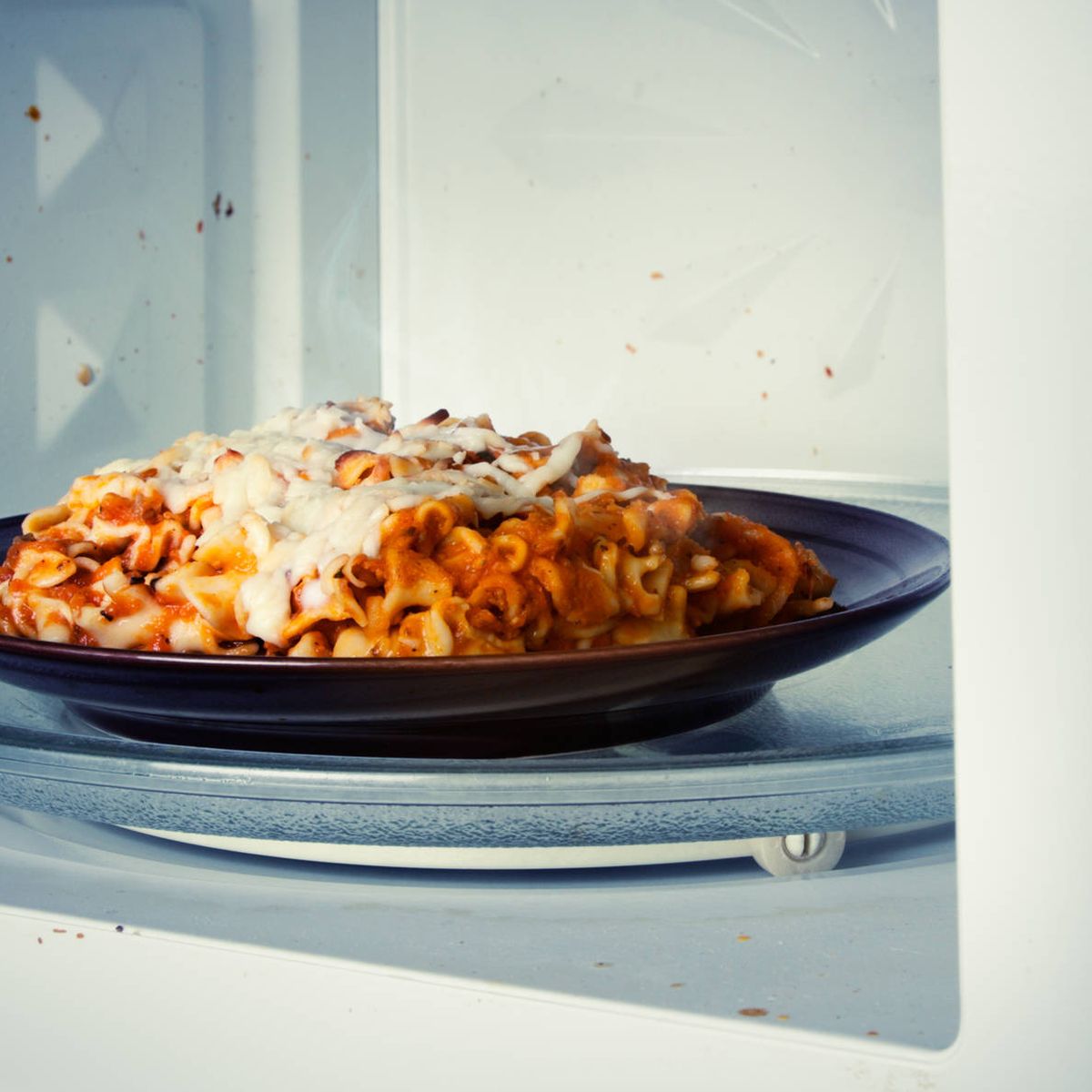 🍝 El «Pegamento del Diablo» en tu Pasta: Por qué comer espaguetis recalentados podría salvarte del azúcar (o intoxicarte)