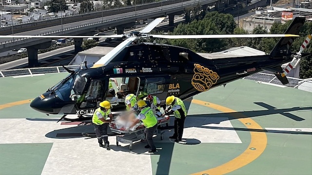 Trasladan en helicóptero de urgencia a paciente de Zacapoaxtla a Puebla capital
