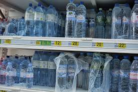 El «Veneno Reutilizado»: Por qué rellenar tu botella de plástico desechable está intoxicando tus hormonas