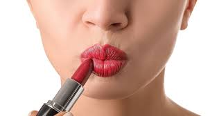 El «Peligro del Probador»: Por qué un labial de muestra puede contagiarte Herpes o Estafilococo