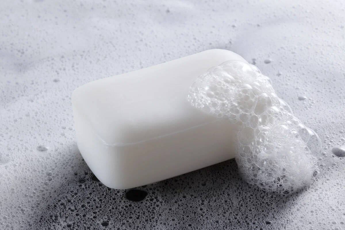 El «Veneno en el Brillo»: Por qué los platos con olor a jabón son una señal de ingesta química