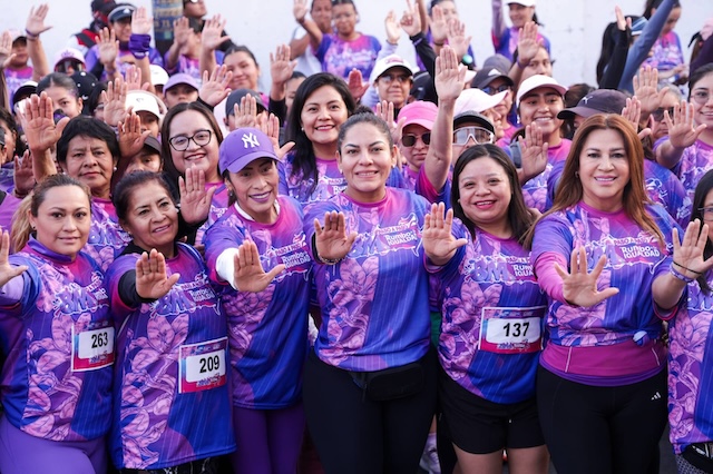 Lupita Cuautle, se quitó la camiseta azul y se vistió de rosa y guinda