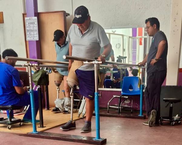 Con prótesis Sedif ayuda a la movilidad de personas con discapacidad