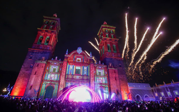 Gran espectáculo nocturno con Glow en Centro Histórico  durante 9 días