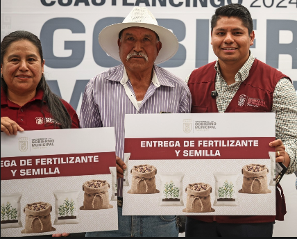 Alcalde Omar Muñoz entregó fertilizante y semilla a productores