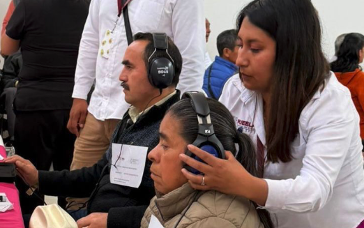 Aparatos auditivos entrega SEDIF a 450 poblanos