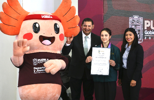Alejandro Armenta hizo reconocimiento a María José Estrada por destacado desempeño en la Olimpiada de CONADE 