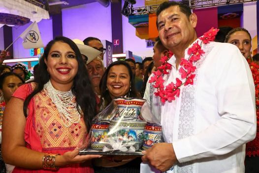 Alejandro Armenta y Tonantzin Fernández en el Tianguis Turístico 2026
