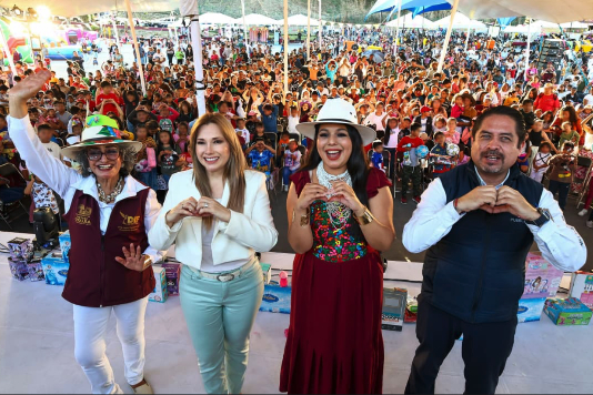 Ceci Arellano, festejó a la niñez en su día; En Cholula, junto con Tonantzin Fernández, obsequió regalos