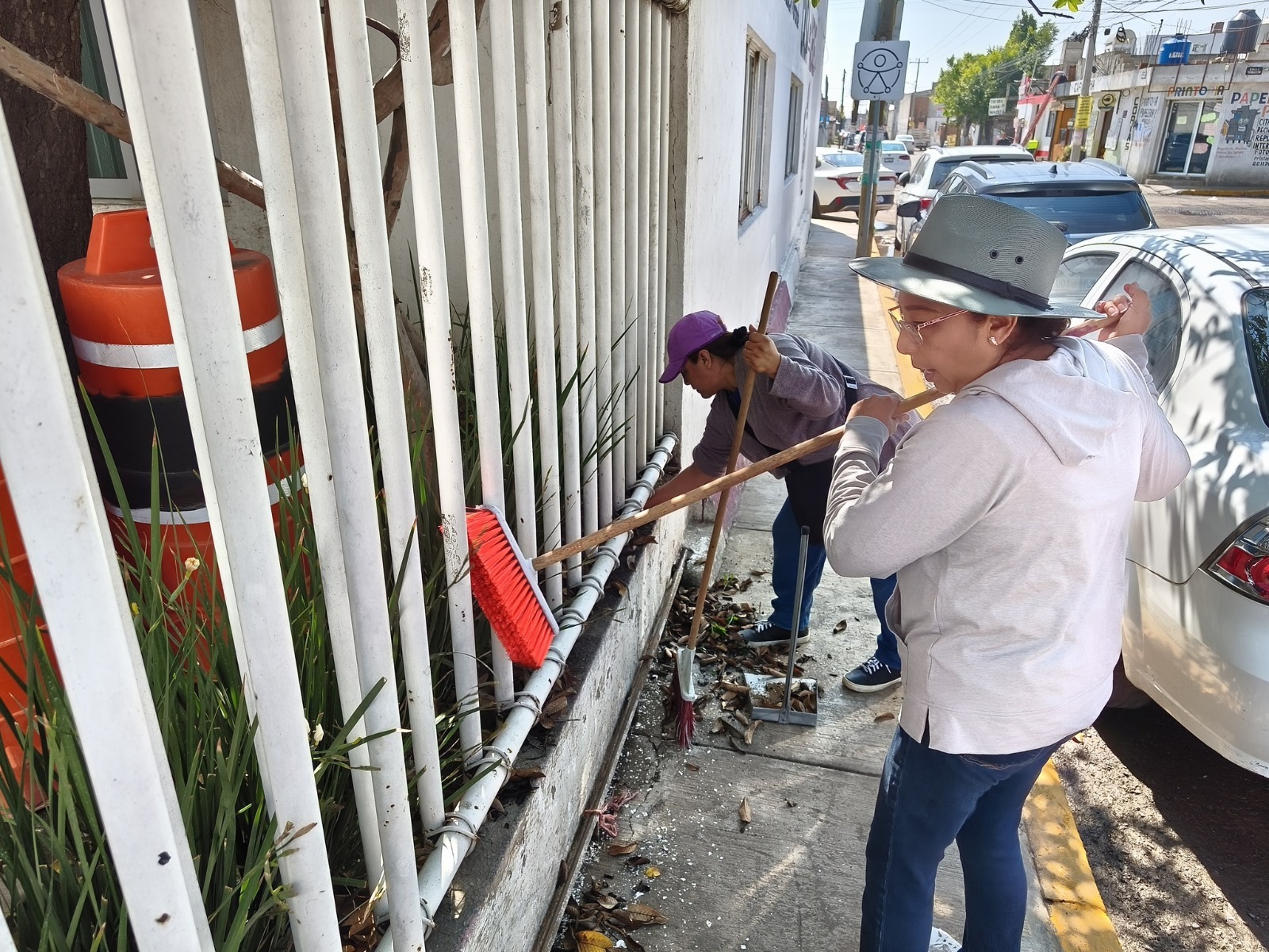 Faena comunitaria en Casa del Abue de San Pedro Cholula