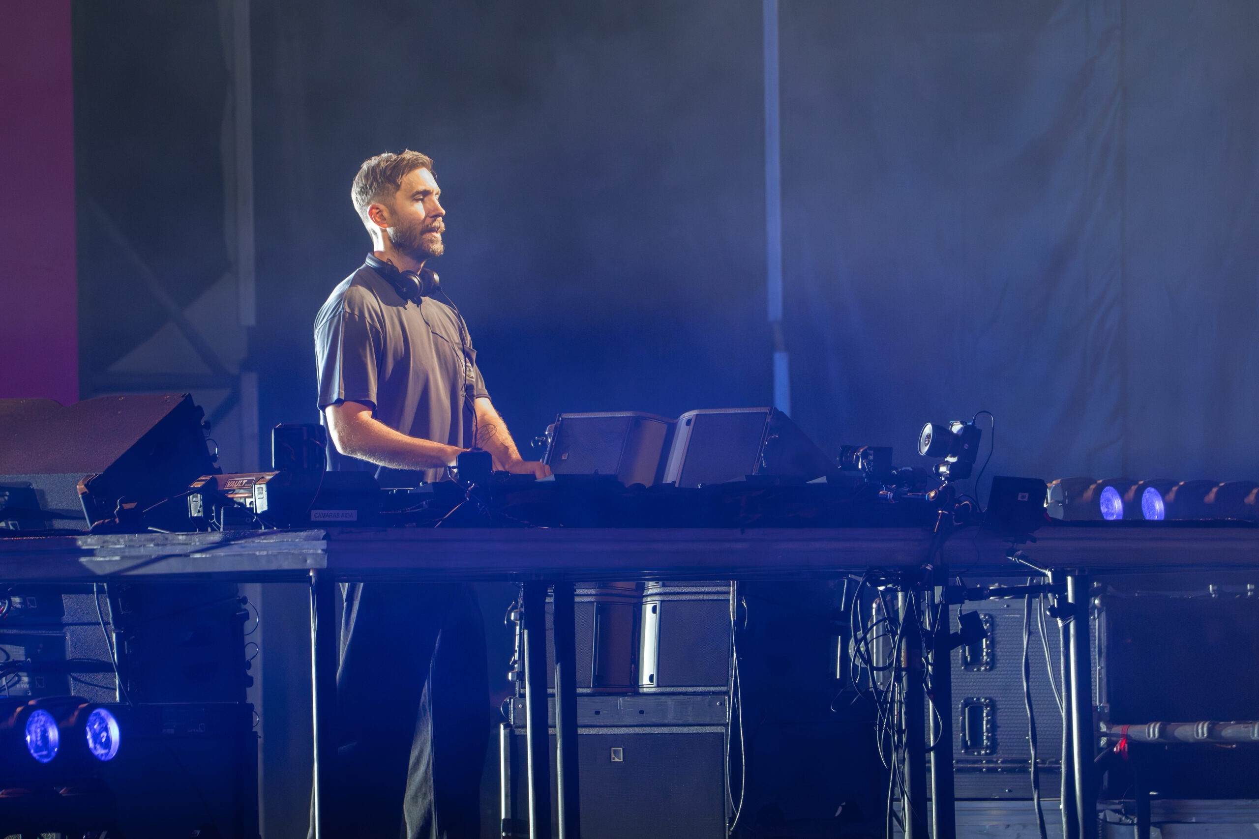 “Calvin Harris domina las tornamesas y hace vibrar el Teatro del Pueblo en la Feria de Puebla 2026”