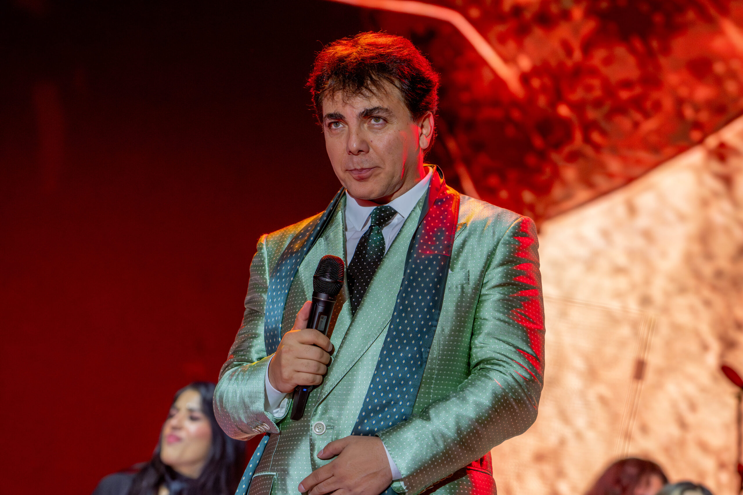 Cristian Castro conquista el Teatro del Pueblo en una velada especial por el Día de las Madres