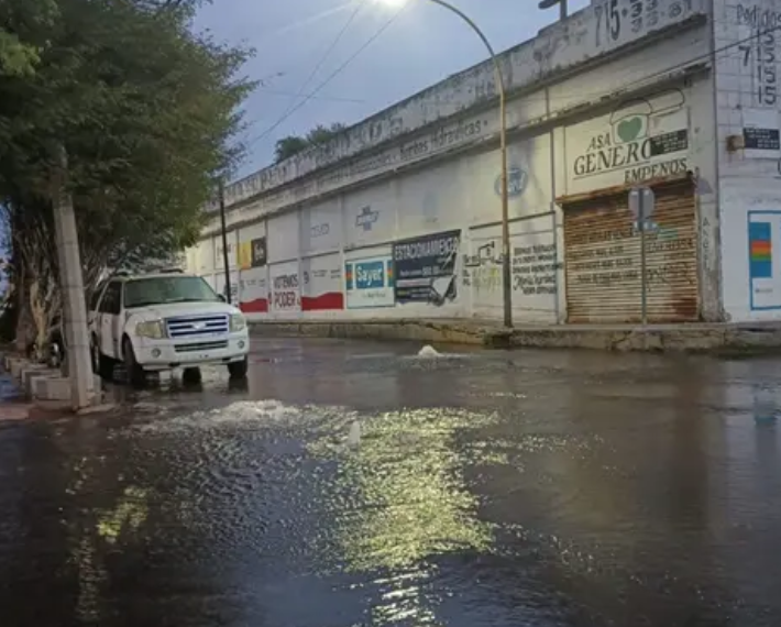 Vecinos de Los Reyes Culhuacán enfrentan daños, lodo y falta de agua tras “megafuga”