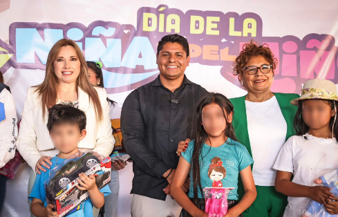 Cecy Arellano, distribuyó jueguetes a niños de Cuautlancingo