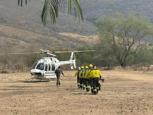 Por tierra y aire se combate incendio forestal en Cohetzala