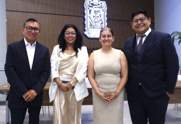 Diputados dan reconocimiento a Celina Peña en el panel  “Gobernanza colaborativa..»