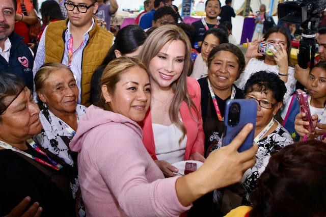 En el cierre de la Feria de Puebla Ceci Arellano, dialogó y dio obsequios a mujeres y niños