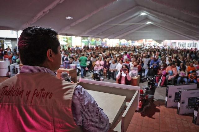 Multitudinaria concentración en Cuautlancingo por festejo a las mamás