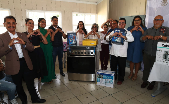 Tonatzin Fernández equipa Centros Educativos de San Pedro Cholula