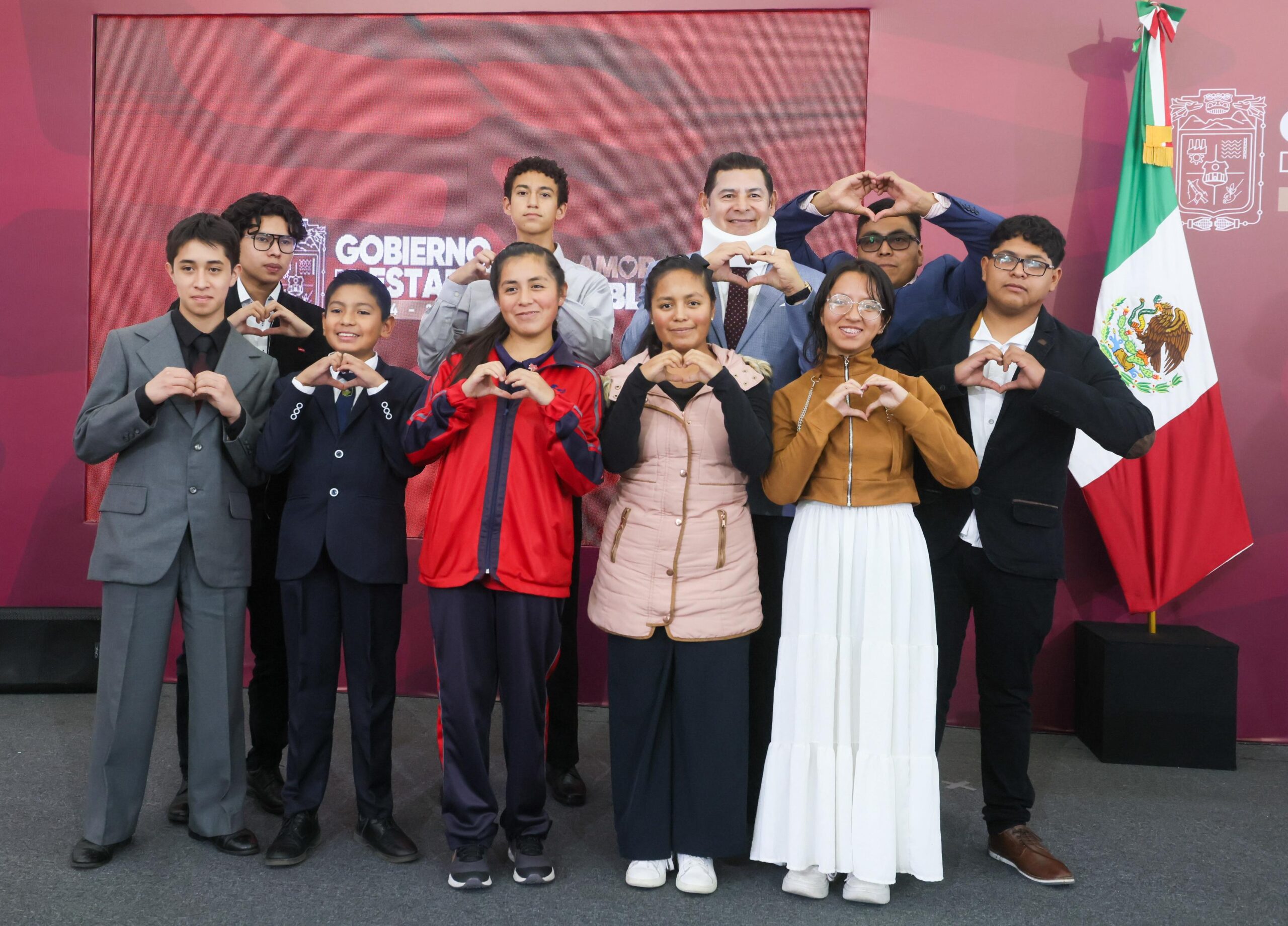 Nuestros jóvenes matemáticos van por la gloria en el SIMOC en Singapur, cobijados por el apoyo estatal