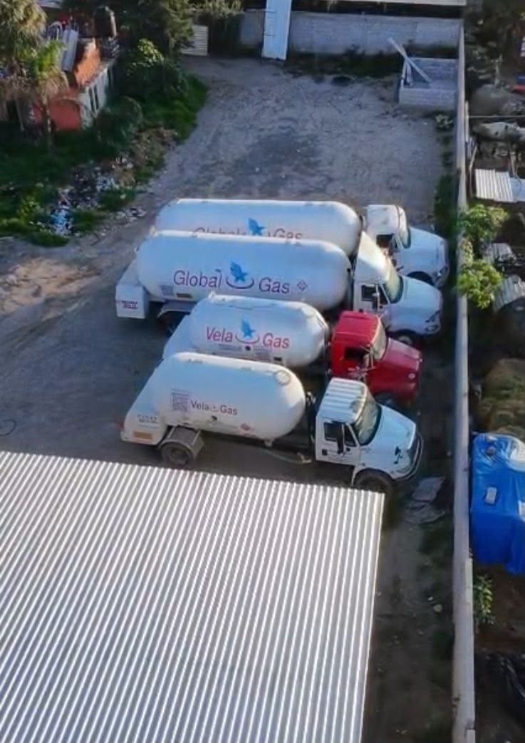 Aseguran inmueble con pipas en Tepeaca; reportan un policía estatal herido