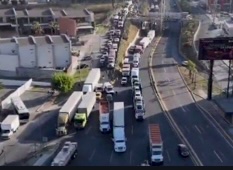 Transportistas bloquean la caseta a Atlixco, afecta a miles de automovilistas 