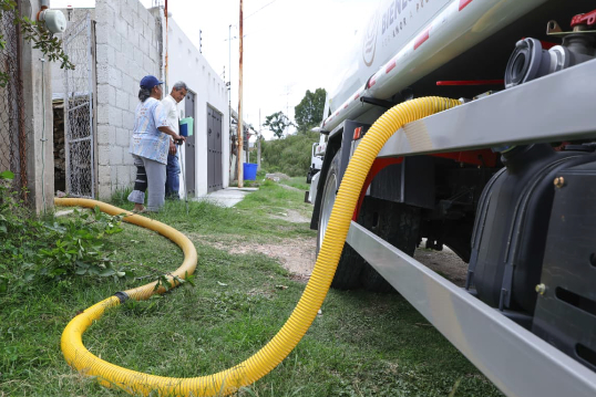 Abasten de agua a familias de colonias que sufren desabasto 