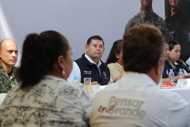 Armenta sesiona con ediles de la Mixteca para reforzar seguridad 
