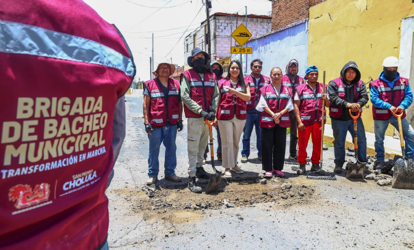 Con maquinaria propia gobierno cholulteca avanza mejoramiento de los pavimentos del municipio