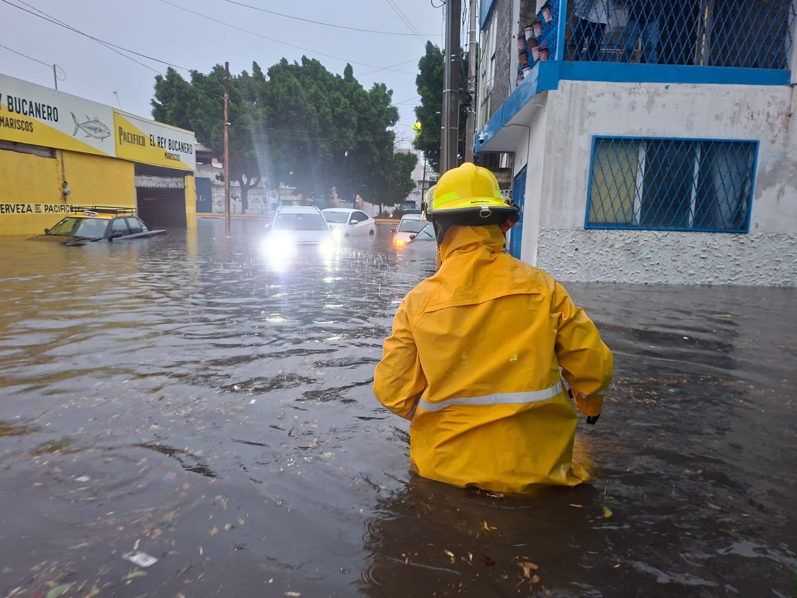 A pesar de inundaciones y violencia, se vive la pasión mundialista