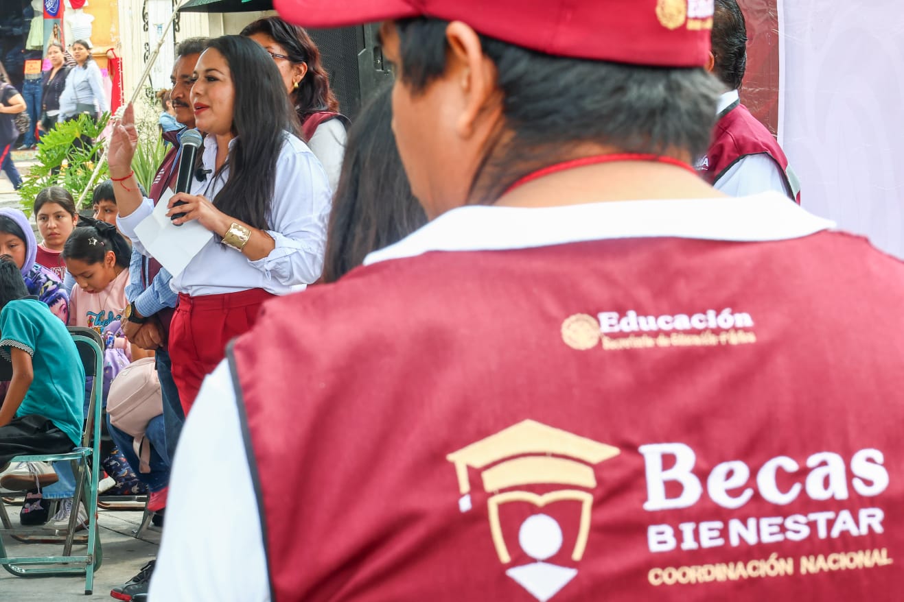 Entrega Tonantzin Fernández la beca “Rita Cetina” a 500 beneficiados de San Pedro Cholula