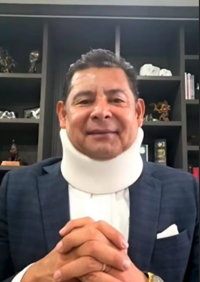 Colocan collarín a Alejandro Armenta por lesión en la espalda