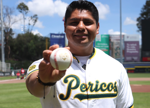 Omar Muñoz, lanzó la primera bola del juego entre Toros de Tijuana y Pericos