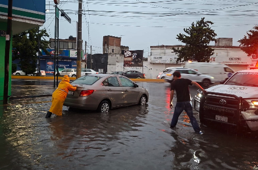 Protección Civil Estatal  atiende afectaciones por lluvias en zona metropolitana