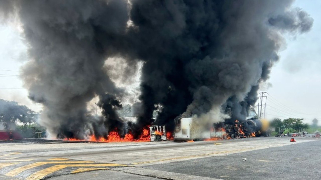 Explosión en Tabasco tras choque de pipa de combustible en caseta La Venta