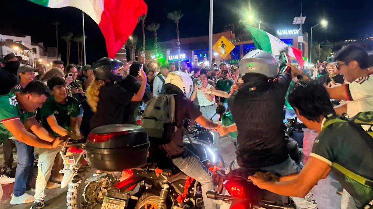17 lesionados tras atropellamiento en festejos de México en Cabo San Lucas