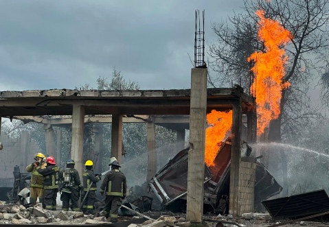 Protección civil y unidades de SUMA, atienden explosión de almacenamiento de gas en Tepeaca