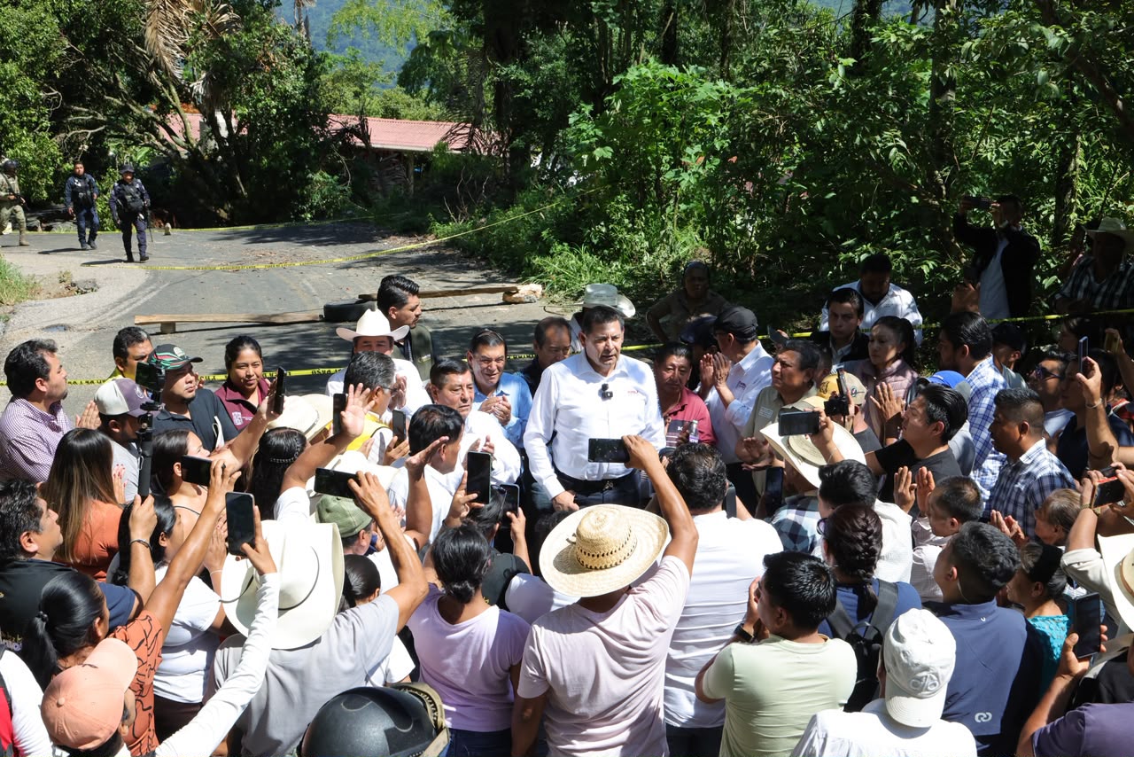 Emergencia en Sierra Negra por deslaves  atendida con maquinaria