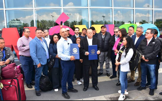 Llegan a Puebla los primeros 50 pasajeros del vuelo directo desde Newark