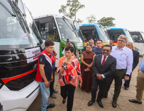 Compromiso cumplido; entregan 42 vehículos a transportistas 
