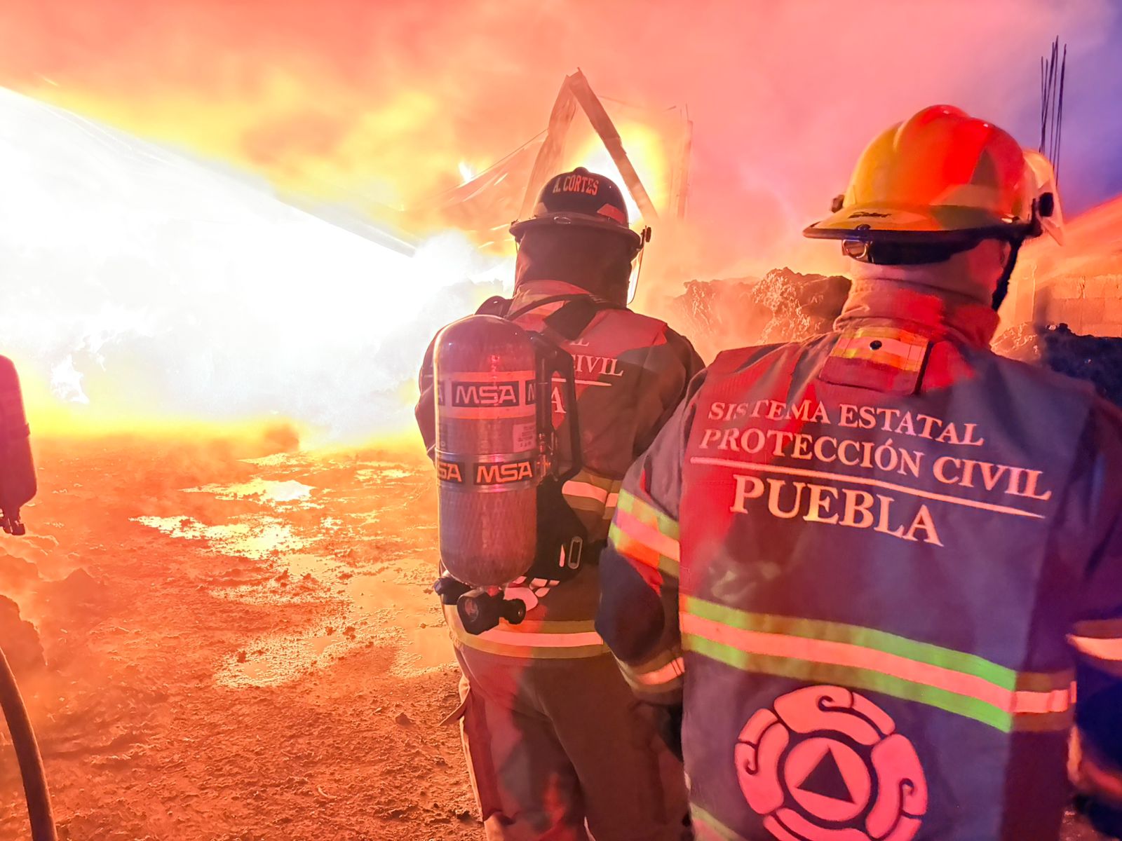 Contienen  incendio en Puebla y evacuan a población