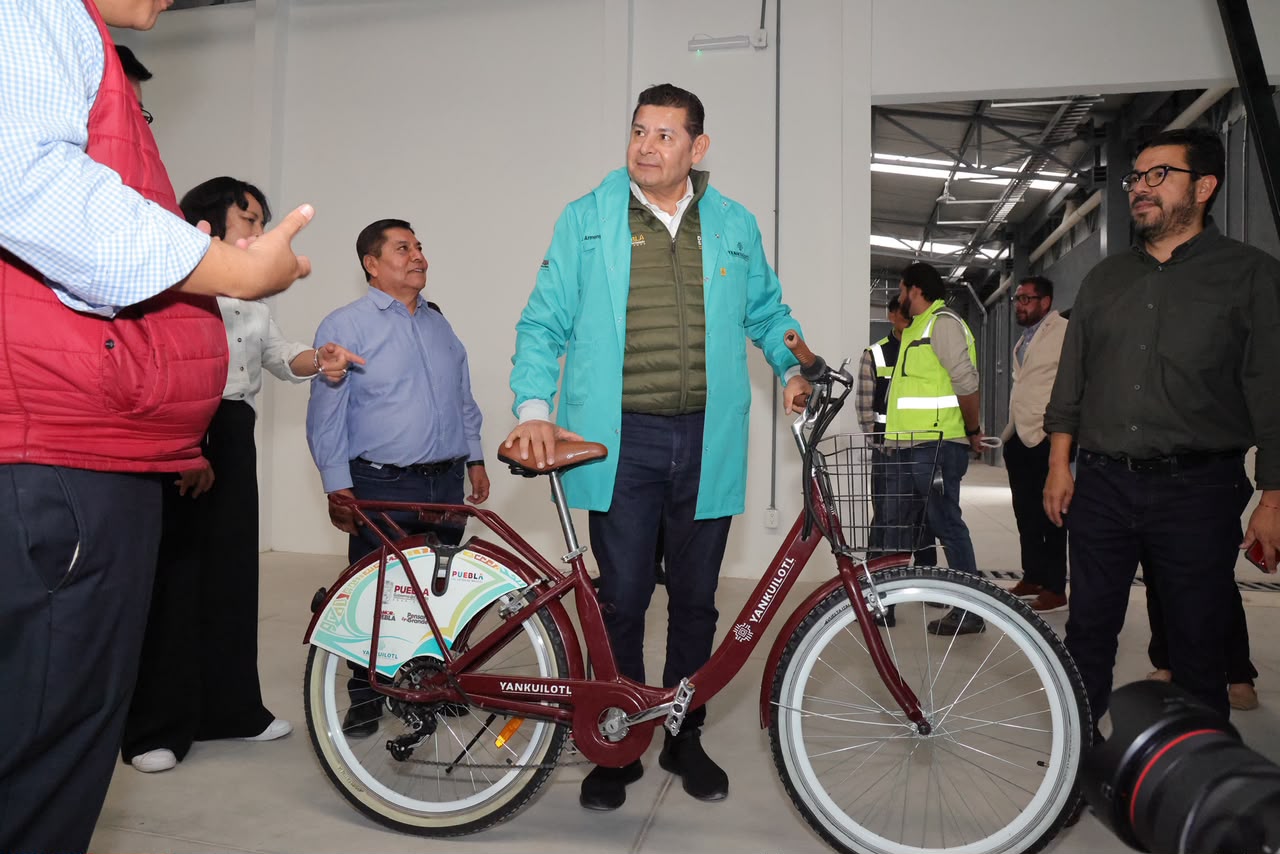 Armenta recorre paraestatal productora de semiconductores