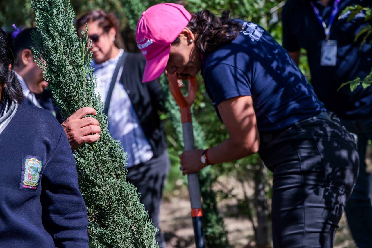 Lupita Cuautle encabeza jornada de reforestación y anuncia barda perimetral en telesecundaria