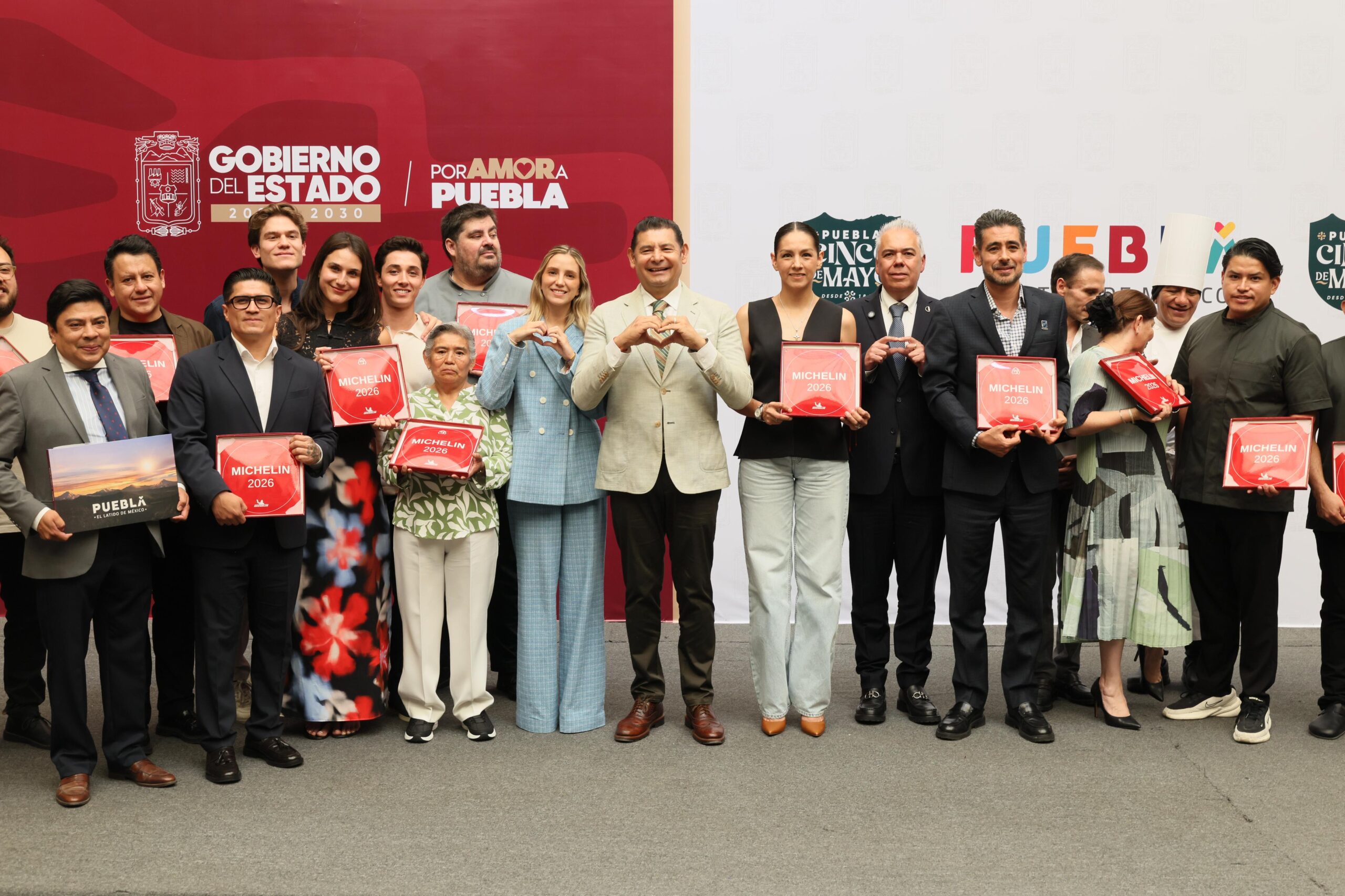 Gobernador de Puebla entrega placas de reconocimiento a 14 restaurantes incluidos en la Guía MICHELIN 2026