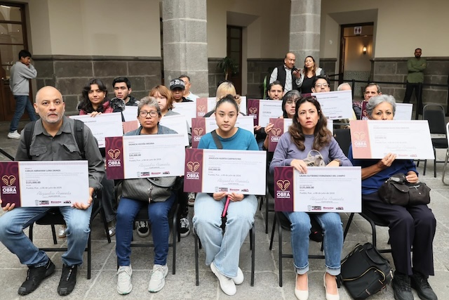 Entregan apoyos económicos a 36 afectados por lluvias de Puebla capital.